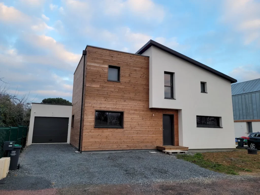 Maison ossature bois avec bardage bois et enduit