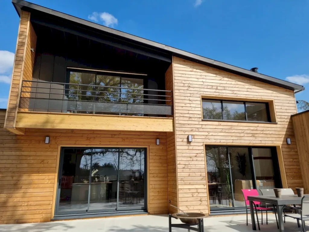 Construction d'une maison ossature bois contemporaine avec bardage bois