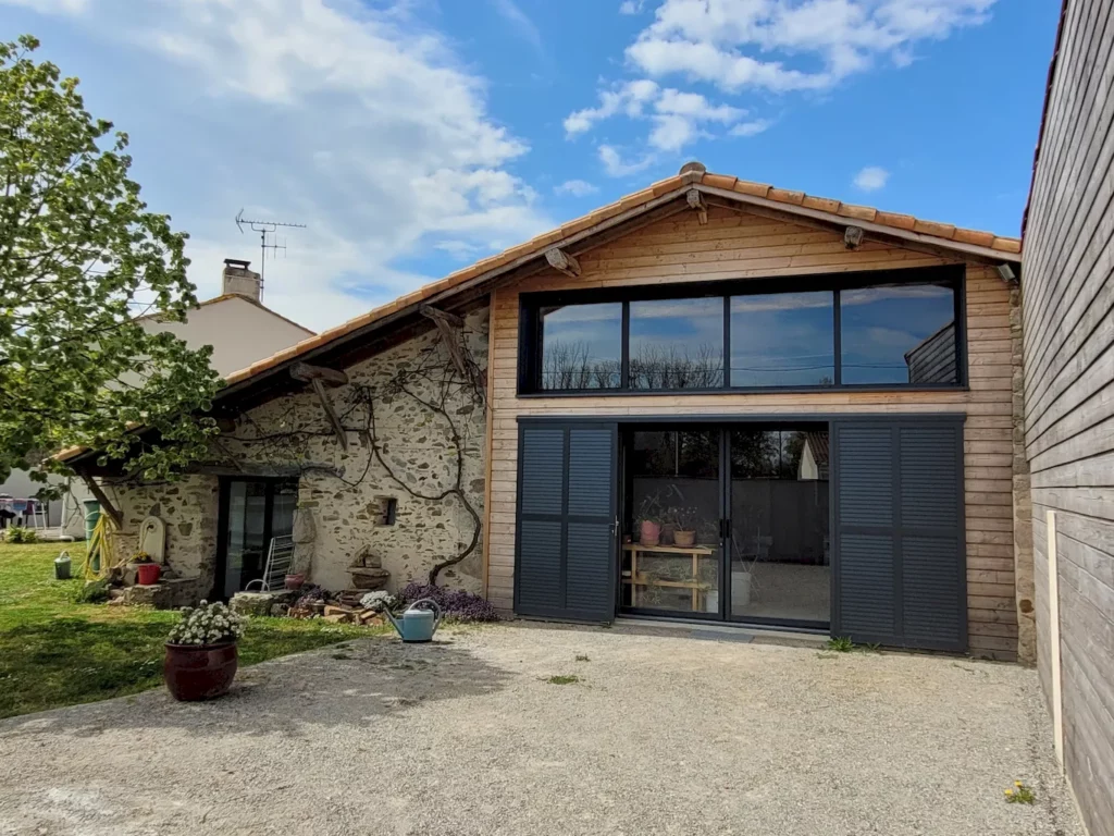 Façade d'une grange rénovée à Vieillevigne