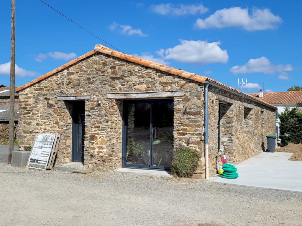 Transformation d'une dépendance agricole en habitation.