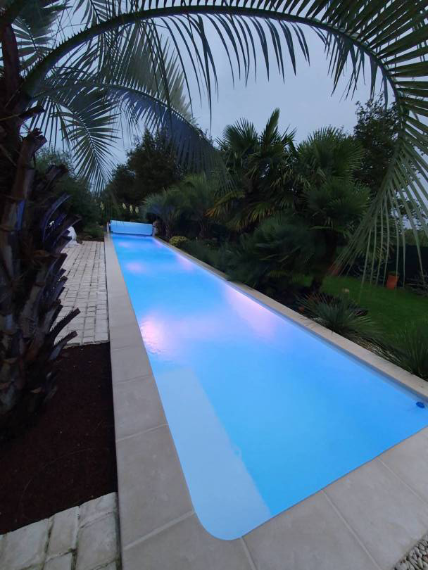 Couloir de nage 14x2.30m avec liner blanc et volet hors-sol