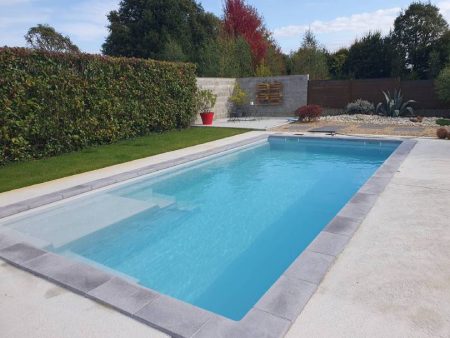 Piscine enterrée avec margelles grise