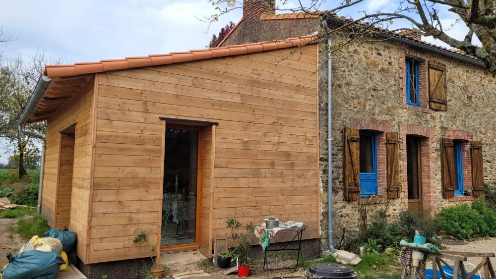 Maison en pierres avec extension en ossature bois