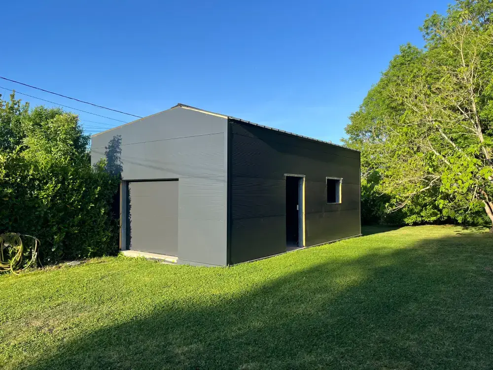 Construction d'un garage annexe en structure métallique avec bardage métallique