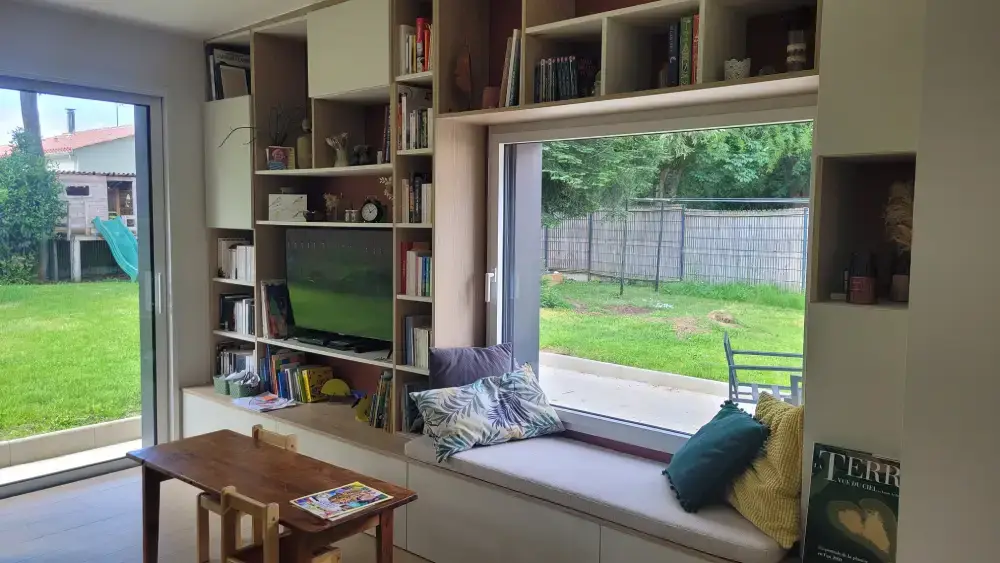 Création d'une bibliothèque sur mesure dans l'extension avec banquette de lecture