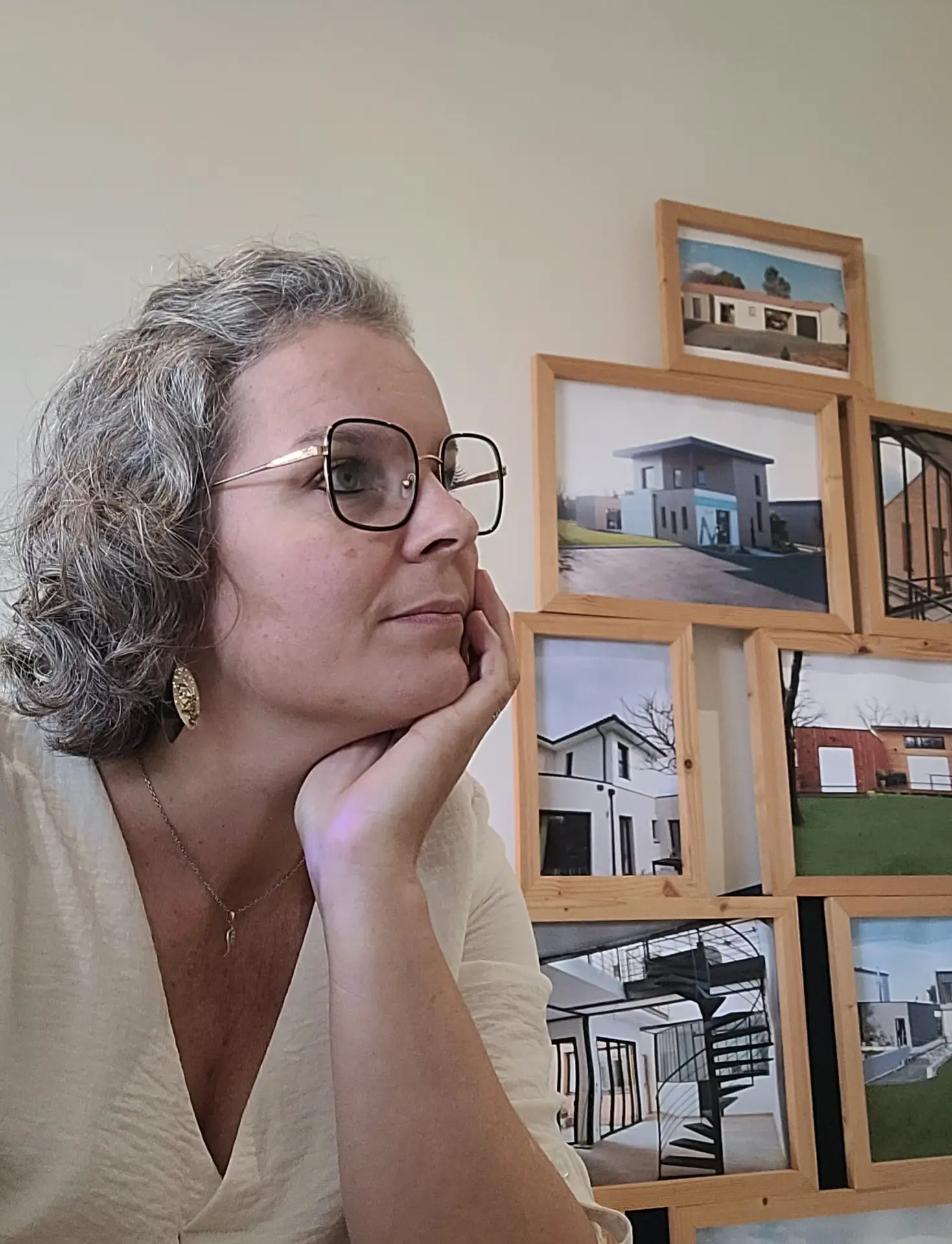 Dessinatrice en bâtiment répondant aux questions fréquentes sur un projet de construction